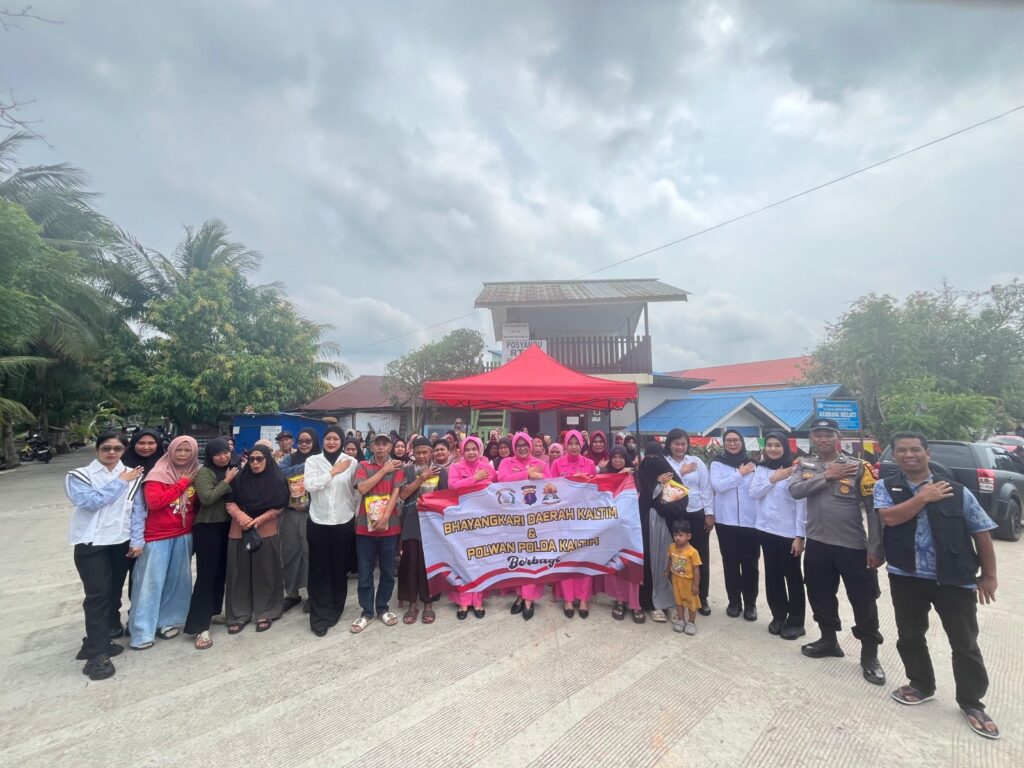 Polwan Ditresnarkoba dan Bhayangkari Polda Kaltim Berbagi 125 Liter Minyak Goreng kepada Warga Sepinggan Raya WhatsApp Image 2026 09 09 at 14.07.30