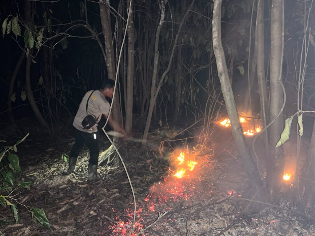 Polsek Siluq Ngurai Gerak Cepat Tangani Karhutla di Lahan Sawit PT PSM Tendiq WhatsApp Image 2026 09 15 at 10.03.17