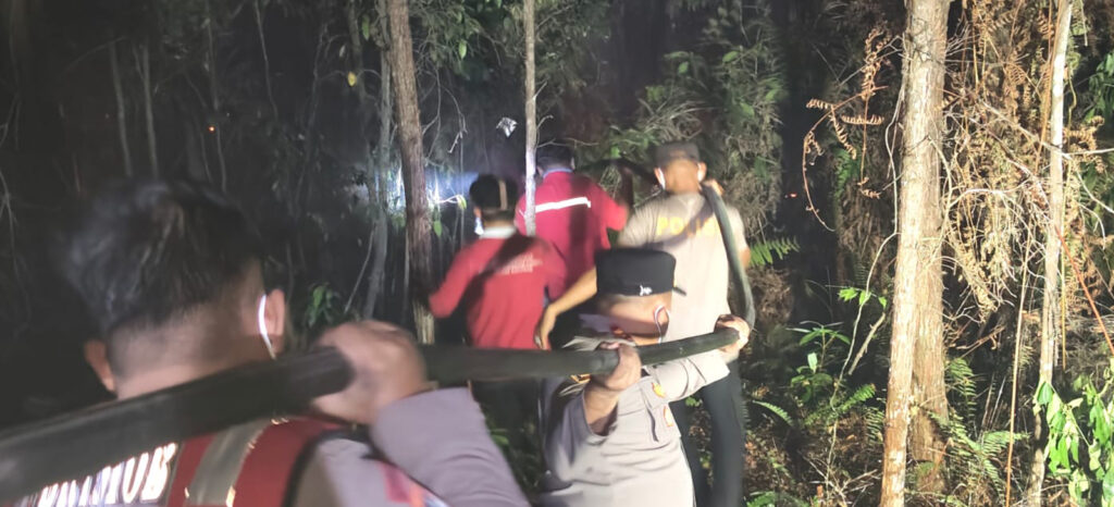 Tim Gabungan Polres Kubar dan Damkar Padamkan Karhutla di Muara Bunyut, 5 Hektare Lahan Terbakar kubar