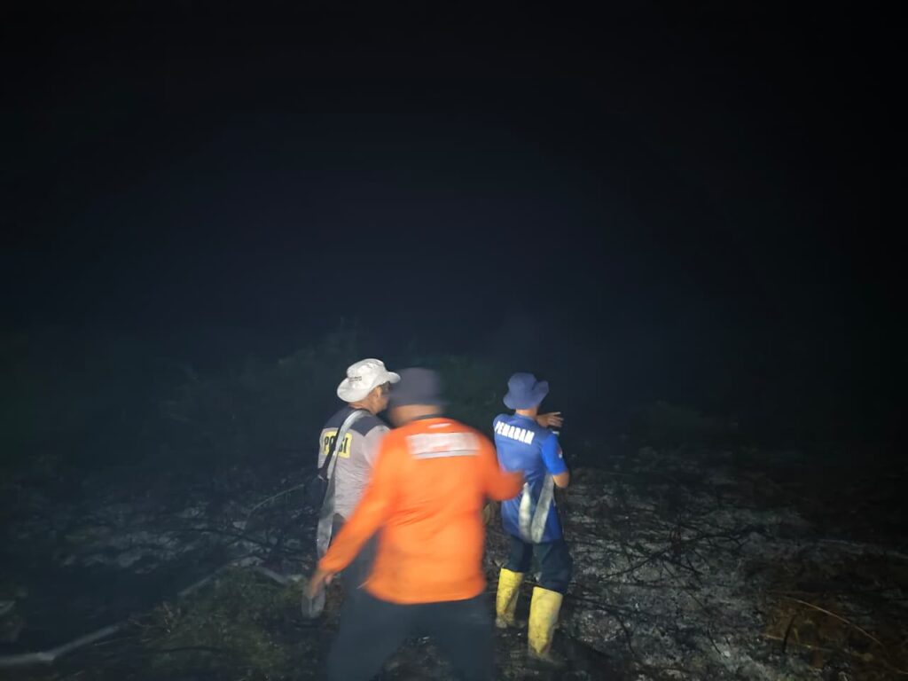 Polsek Babulu Bersama Tim Gabungan Tangani Kebakaran Lahan Gambut di Desa Rintik ppu