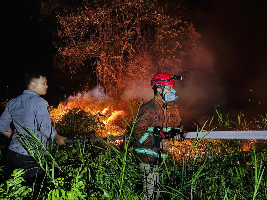 Gerak Cepat Patroli 110 Sat Samapta Polresta Samarinda Tanggulangi Kebakaran Lahan di Kecamatan Sambutan smd
