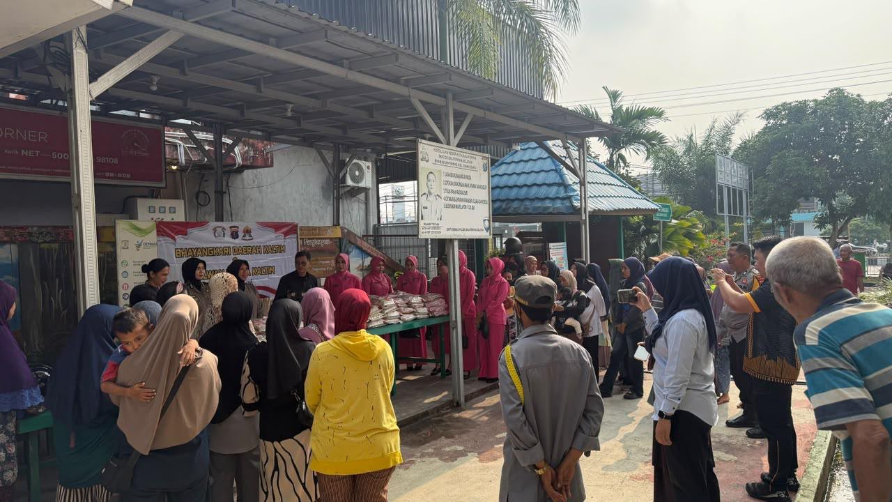 Polwan Polda Kaltim dan Bhayangkari Berbagi, Salurkan 100 Paket Beras kepada Masyarakat 2 IMG 20261031 WA0107