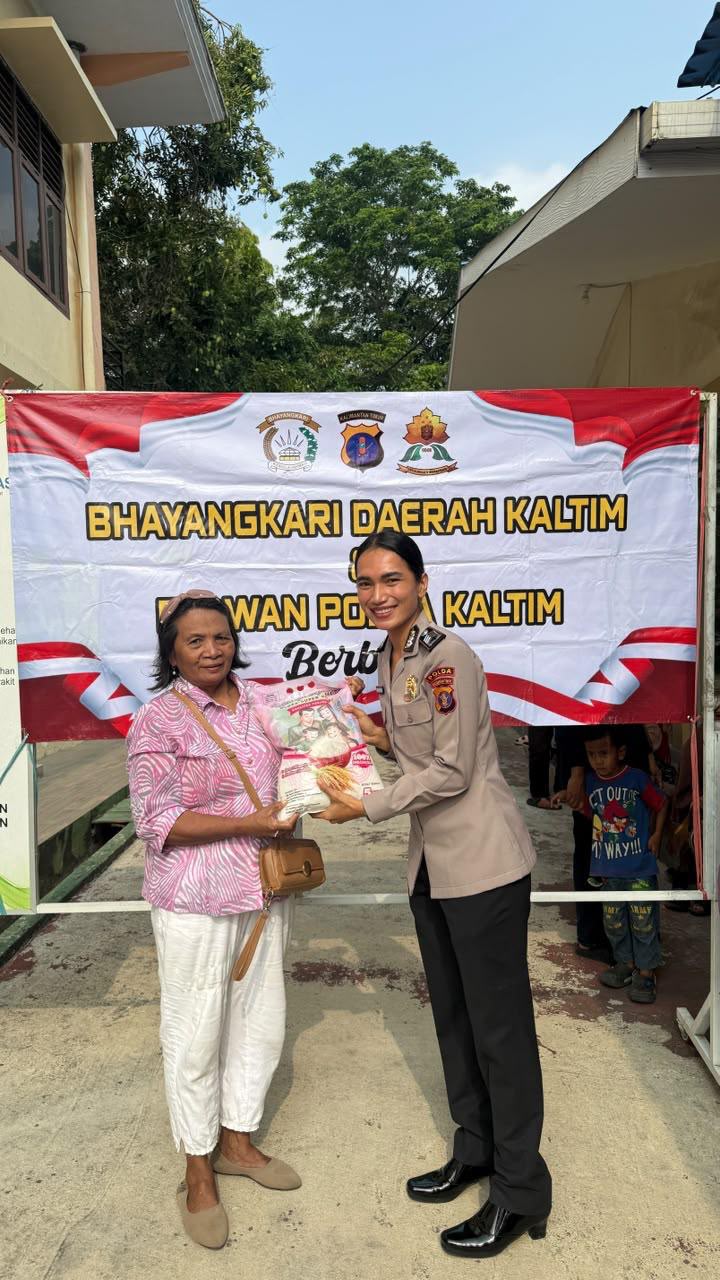 Polwan Polda Kaltim dan Bhayangkari Berbagi, Salurkan 100 Paket Beras kepada Masyarakat 1 IMG 20261031 WA0111
