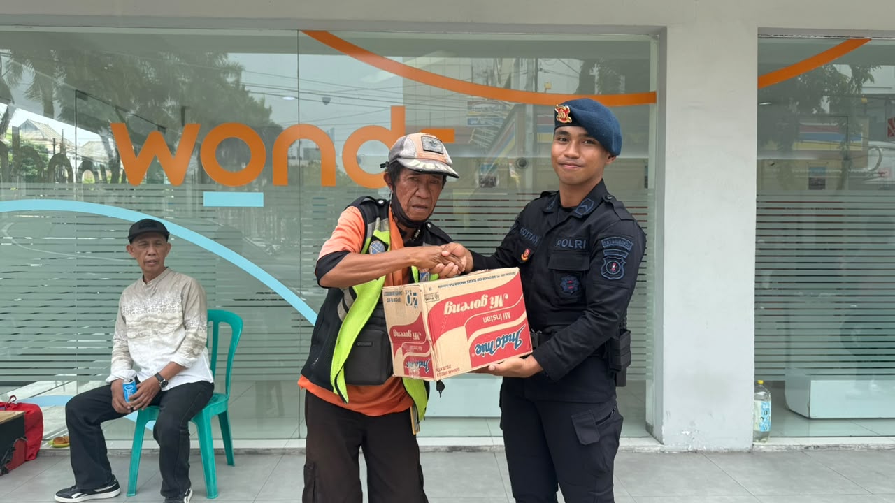 Brimob Kaltim Hadir untuk Masyarakat, Salurkan Bantuan Bapokting kepada Warga Balikpapan 1 IMG 20261031 WA0178