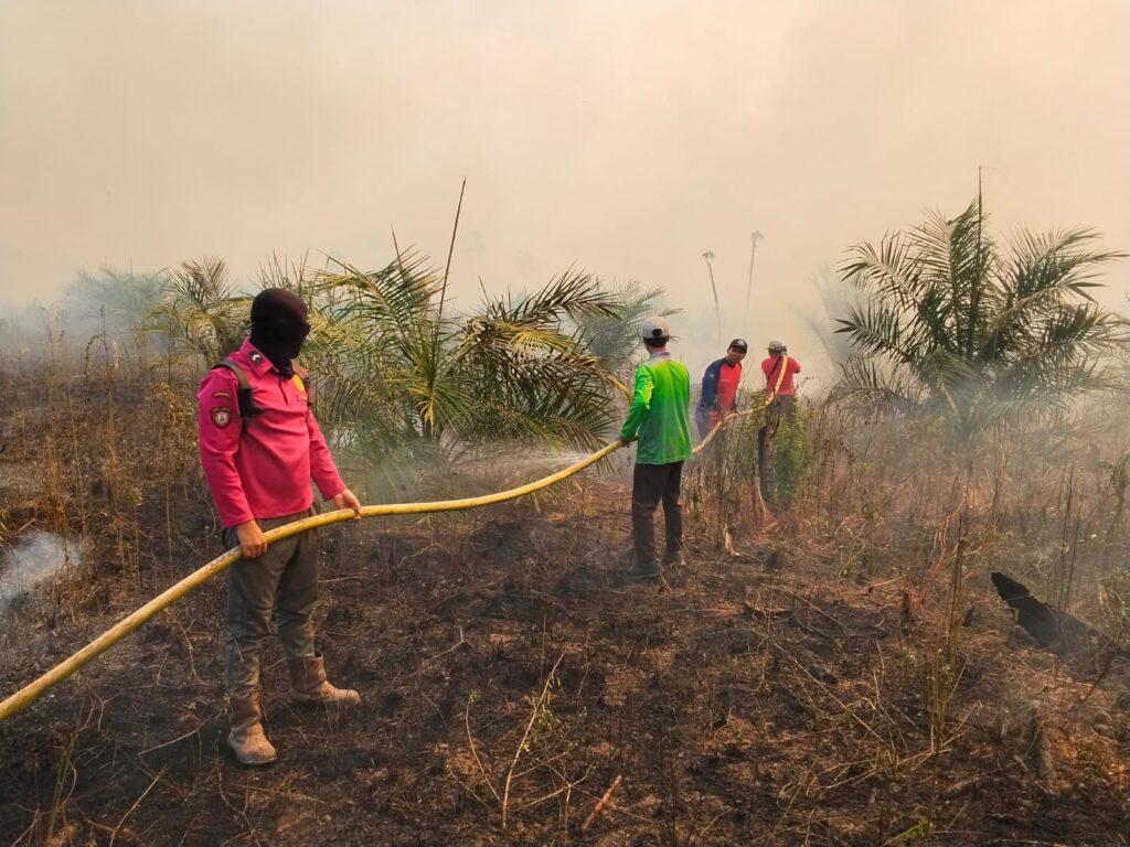 Polsek Muara Samu Bersama Damkar dan MPA Padamkan Karhutla di Desa Muser WhatsApp Image 2026 10 03 at 12.01.50