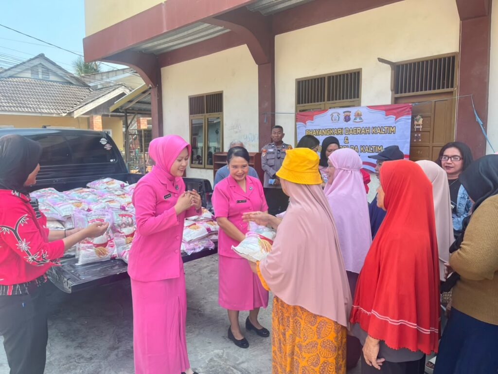 Polwan dan Bhayangkari Polda Kaltim Hadir Berbagi, Salurkan Bantuan Beras untuk Warga Sepinggan WhatsApp Image 2026 10 04 at 14.32.33