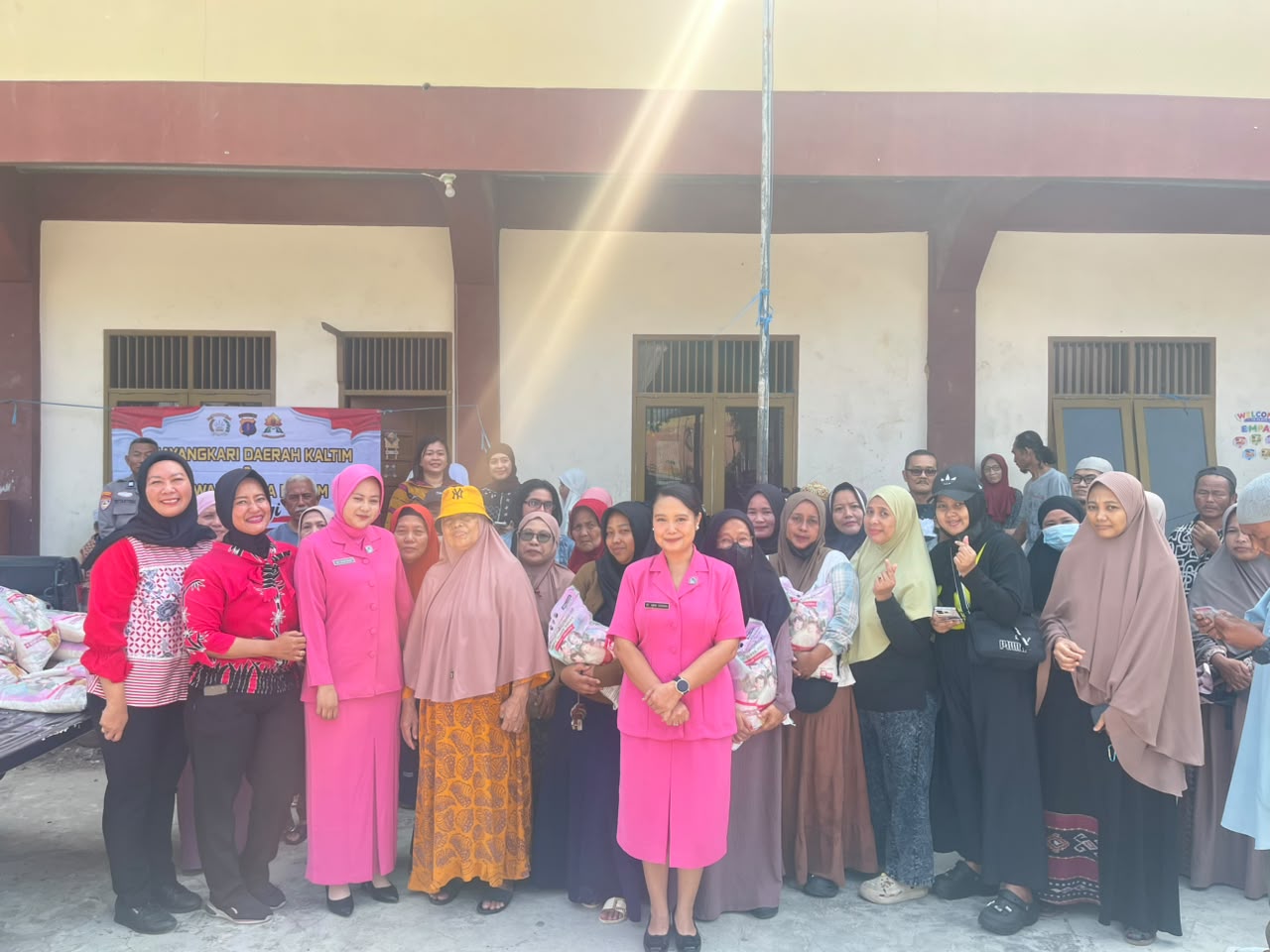 Polwan dan Bhayangkari Polda Kaltim Hadir Berbagi, Salurkan Bantuan Beras untuk Warga Sepinggan 1 WhatsApp Image 2026 10 04 at 14.32.34