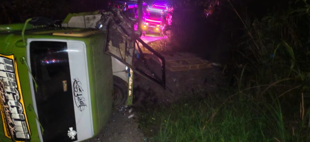 Gerak Cepat Polri, Polsek Siluq Ngurai Tangani Kecelakaan Bus DAMRI dan Truk di Gunung Soruq WhatsApp Image 2026 10 08 at 08.36.32