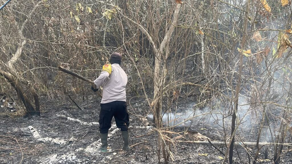 Polsek Muara Jawa Sigap Tangani Karhutla di Dondang, 3 Hektare Lahan Berhasil Dipadamkan WhatsApp Image 2026 10 08 at 08.36.34