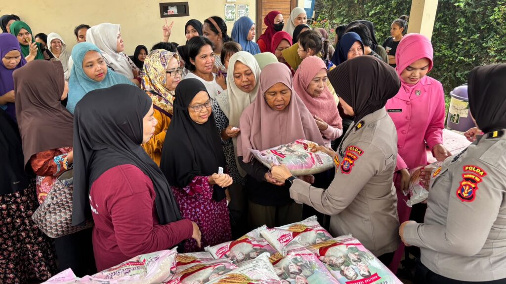 Polwan Polda Kaltim dan Bhayangkari Salurkan 120 Karung Beras untuk Warga Balikpapan Selatan WhatsApp Image 2026 10 10 at 11.46.49