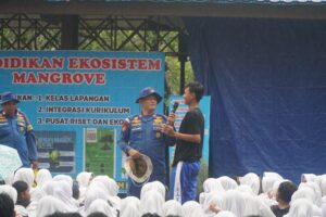 Dit Polairud Polda Kaltim Edukasi Siswa SMA Negeri 3 Balikpapan Tentang Pelestarian Ekosistem Mangrove 1 WhatsApp Image 2026 10 13 at 12.13.53 1