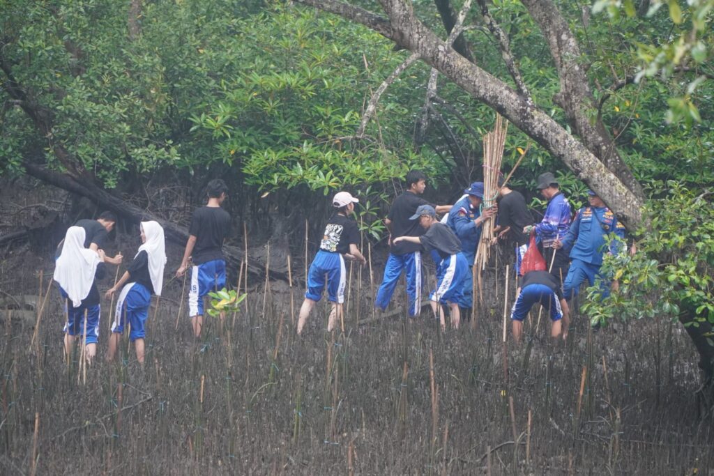 Dit Polairud Polda Kaltim Edukasi Siswa SMA Negeri 3 Balikpapan Tentang Pelestarian Ekosistem Mangrove WhatsApp Image 2026 10 13 at 12.13.53 2