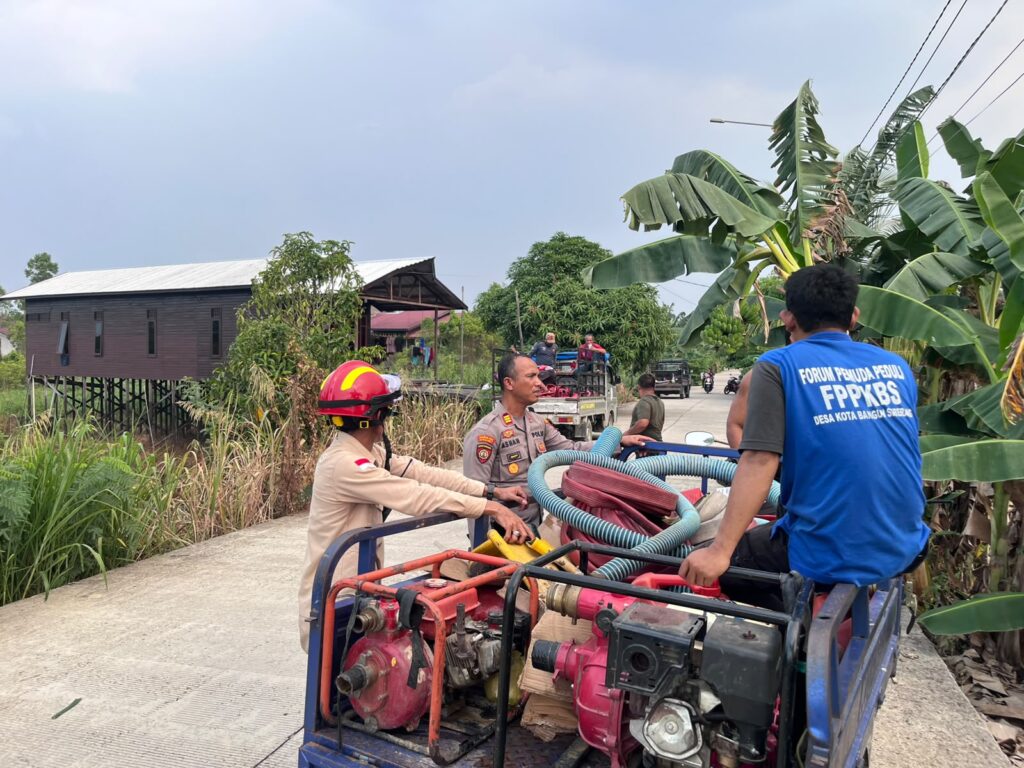 Polisi Bersama Tim Gabungan Padamkan Karhutla di Kota Bangun, Sekitar 4 Hektare Lahan Gambut Terdampak WhatsApp Image 2026 10 15 at 10.45.50