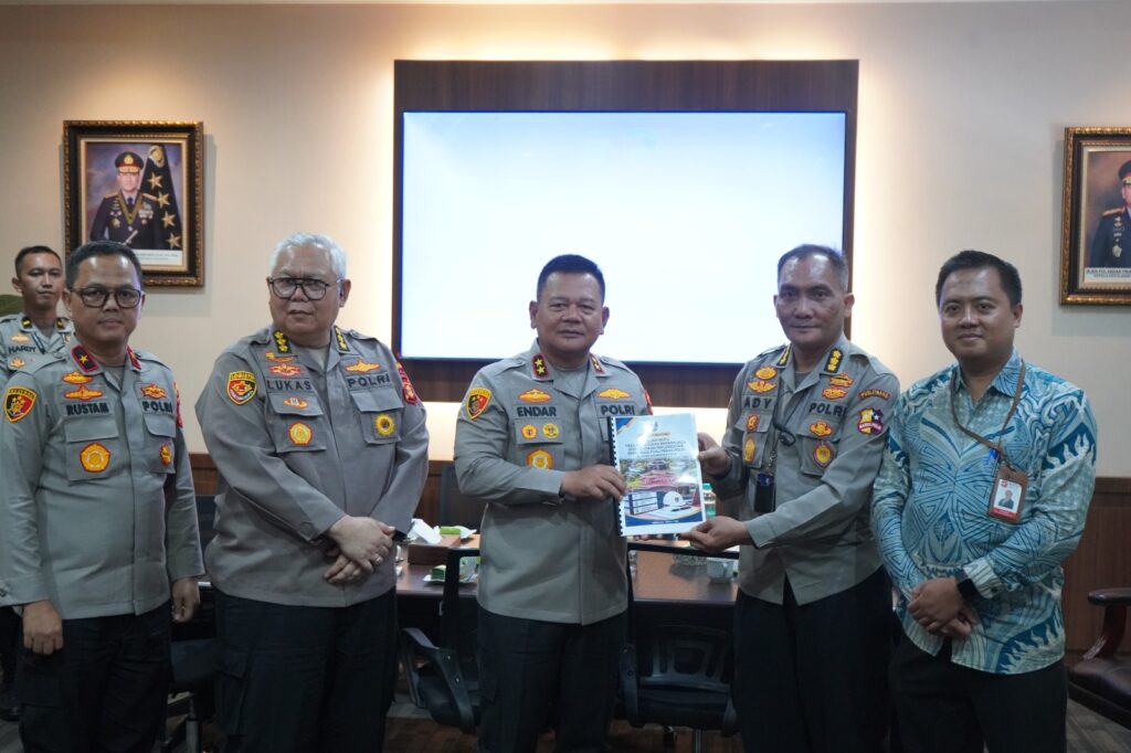 Kapolda Kaltim Terima Laporan Hasil Penelitian Puslitbang Polri WhatsApp Image 2026 10 15 at 12.07.40