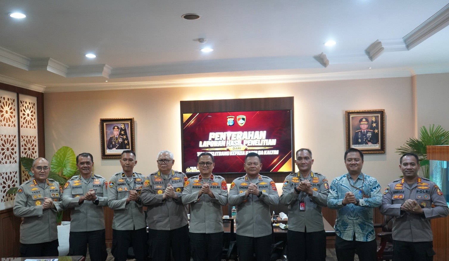 Kapolda Kaltim Terima Laporan Hasil Penelitian Puslitbang Polri 1 WhatsApp Image 2026 10 15 at 12.07.41