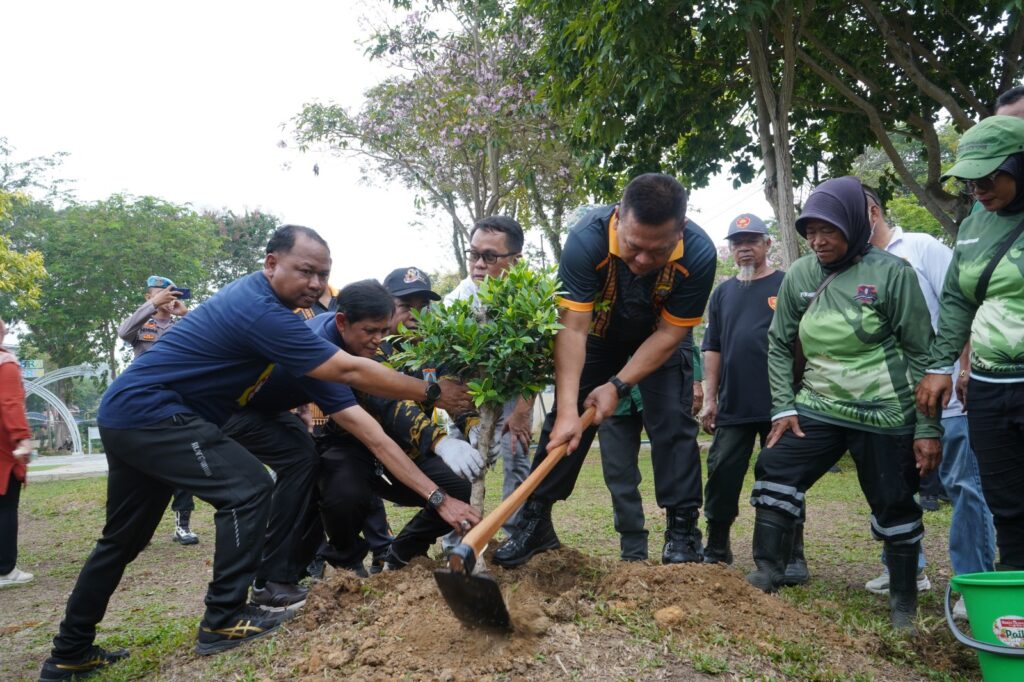 Wujudkan Kepedulian Lingkungan, Polda Kaltim Tanam Lima Pohon Bonsai Bersama Masyarakat WhatsApp Image 2026 10 16 at 11.07.52
