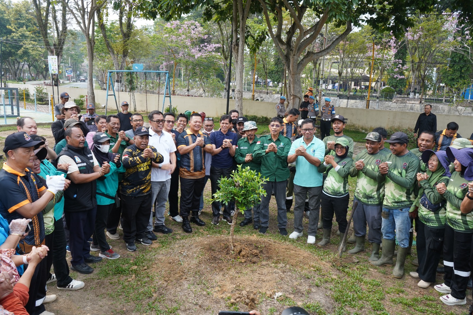 Wujudkan Kepedulian Lingkungan, Polda Kaltim Tanam Lima Pohon Bonsai Bersama Masyarakat 1 WhatsApp Image 2026 10 16 at 11.07.54