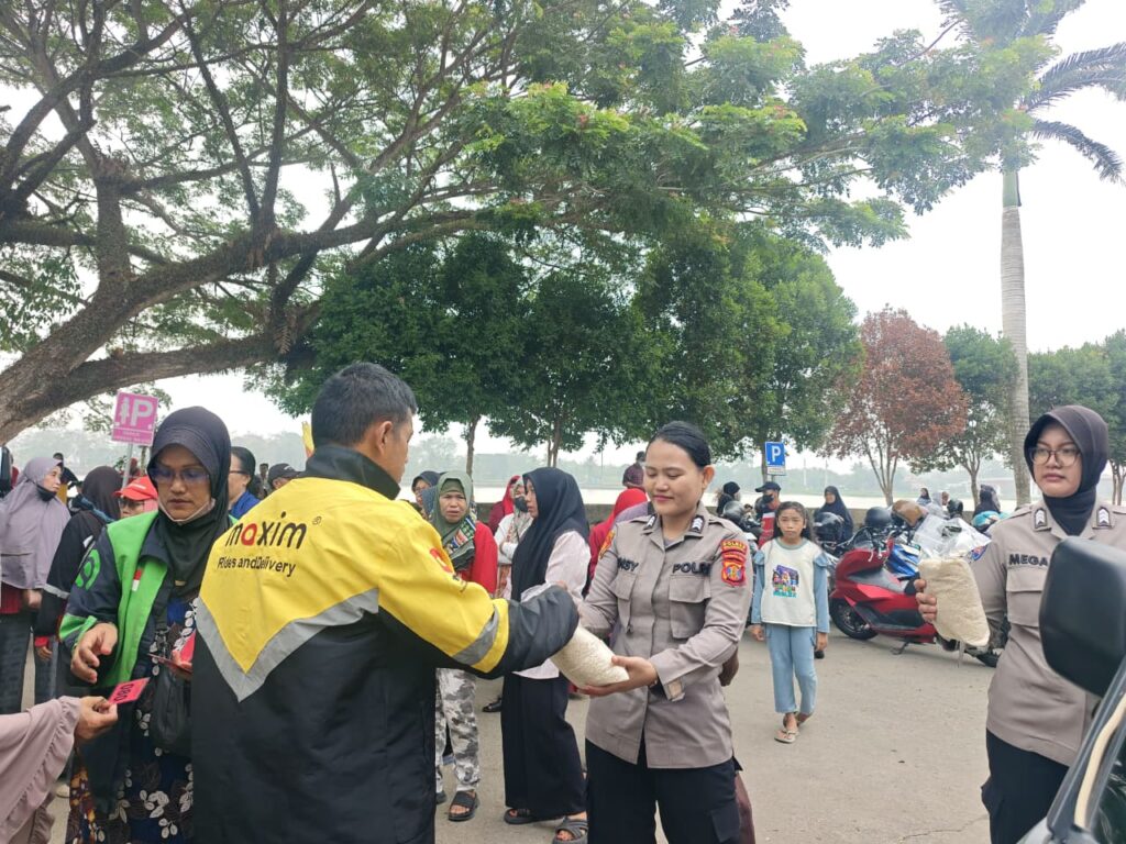 Polres Kukar Hadirkan Warung Berkah, Salurkan Bantuan Sembako dan Layanan Kesehatan Gratis WhatsApp Image 2026 10 16 at 11.43.48