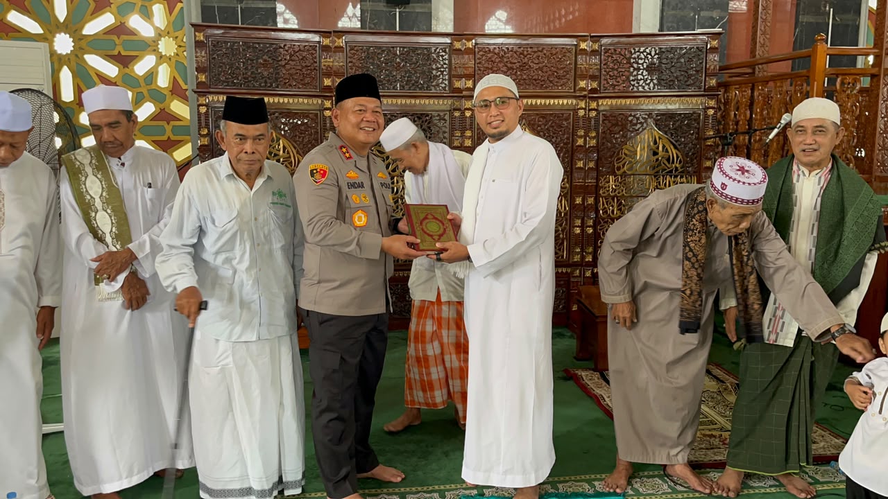 Kapolda Kaltim Irjen Pol. Endar Priantoro Laksanakan Jumat Keliling di Masjid Agung At-Taqwa Balikpapan 2 WhatsApp Image 2026 10 16 at 14.07.54