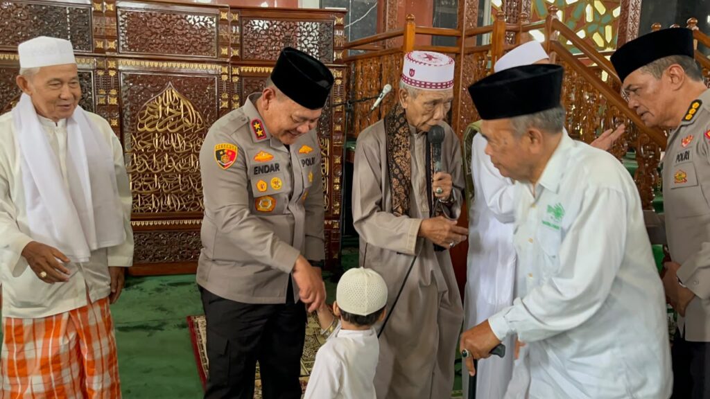 Kapolda Kaltim Irjen Pol. Endar Priantoro Laksanakan Jumat Keliling di Masjid Agung At-Taqwa Balikpapan WhatsApp Image 2026 10 16 at 14.07.55 2