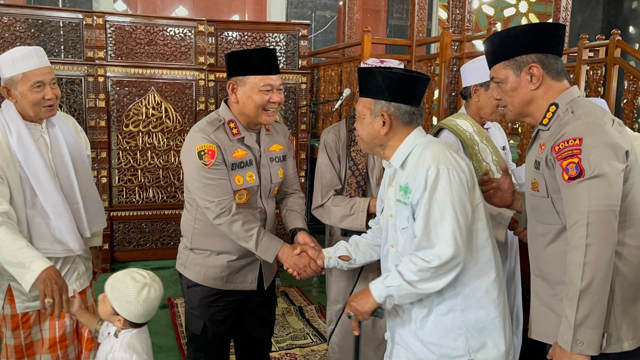 Kapolda Kaltim Irjen Pol. Endar Priantoro Laksanakan Jumat Keliling di Masjid Agung At-Taqwa Balikpapan 3 WhatsApp Image 2026 10 16 at 14.07.55