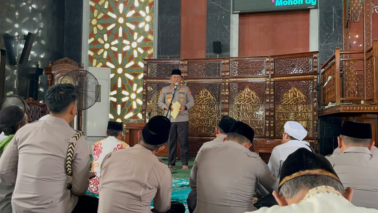Kapolda Kaltim Irjen Pol. Endar Priantoro Laksanakan Jumat Keliling di Masjid Agung At-Taqwa Balikpapan 1 WhatsApp Image 2026 10 16 at 14.07.57