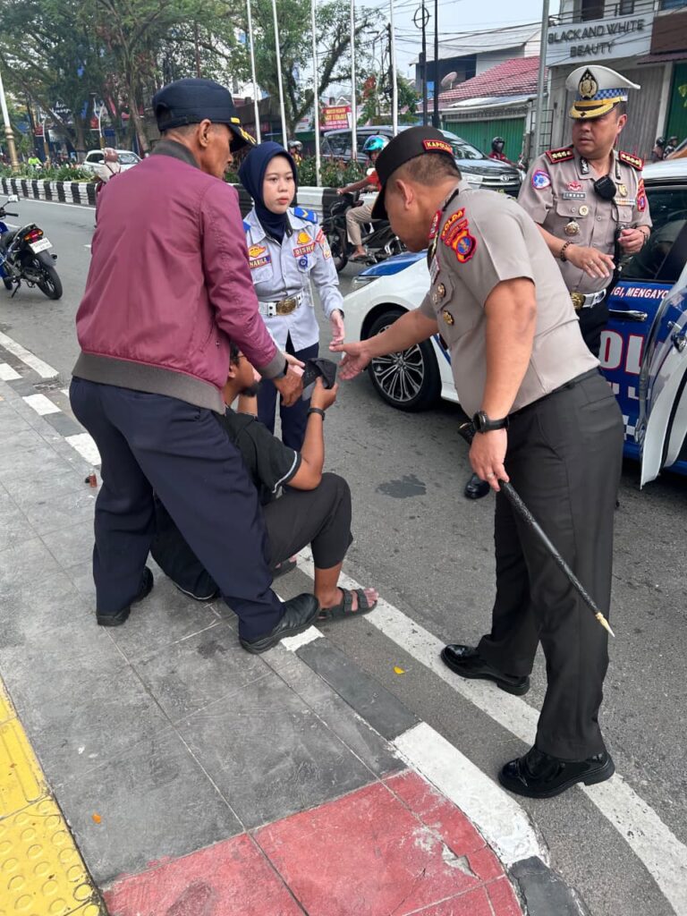 Pantau Gatur Lalin di Balikpapan, Kapolda Kaltim Turun Langsung Bantu Korban Laka Tunggal WhatsApp Image 2026 10 19 at 09.01.37