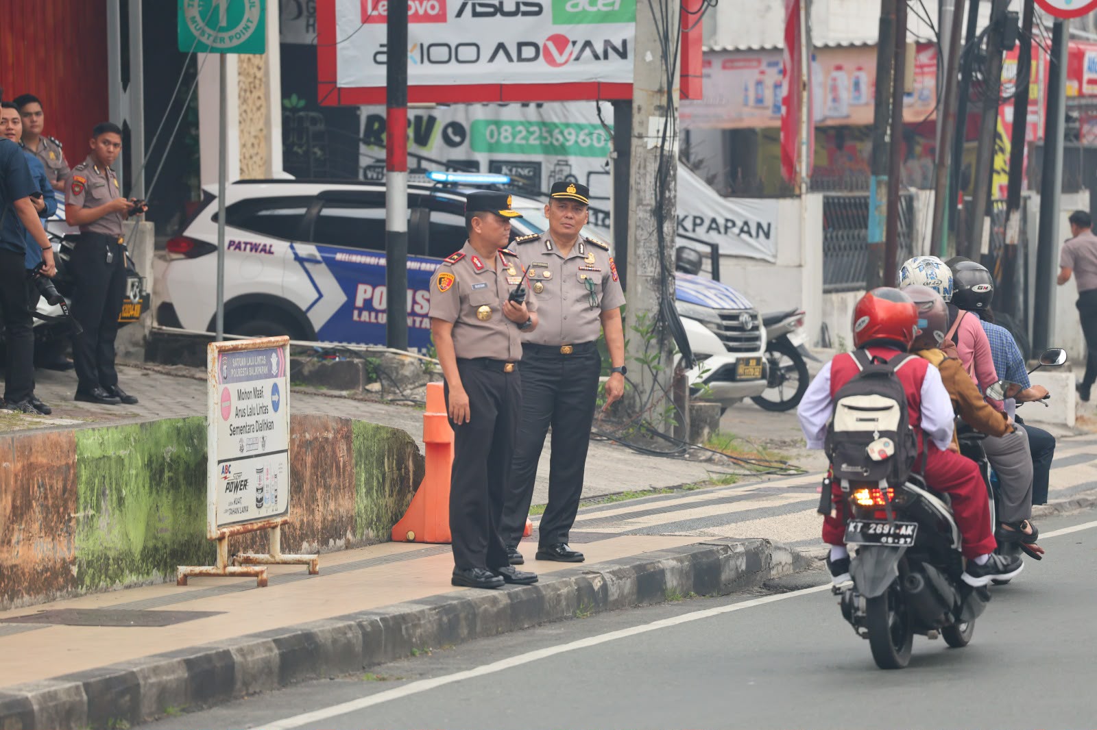 Wakapolda Kaltim Turun Langsung Atur Lalu Lintas, Wujudkan Pelayanan Humanis bagi Masyarakat 1 WhatsApp Image 2026 10 19 at 10.32.40 1