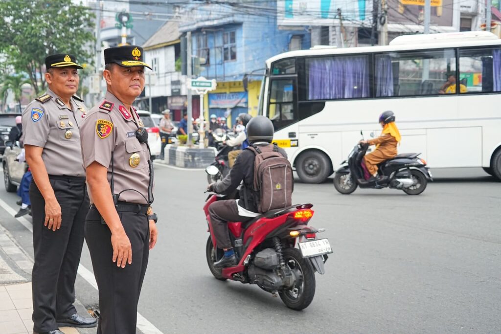 Wakapolda Kaltim Turun Langsung Atur Lalu Lintas, Wujudkan Pelayanan Humanis bagi Masyarakat WhatsApp Image 2026 10 19 at 10.32.41 1