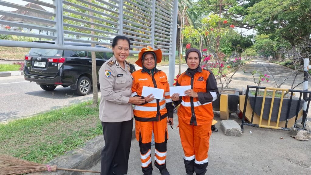 Polwan Itwasda Polda Kaltim Bersama Bhayangkari Berbagi, Salurkan Bantuan Sosial kepada Warga Kariangau WhatsApp Image 2026 10 19 at 14.55.51
