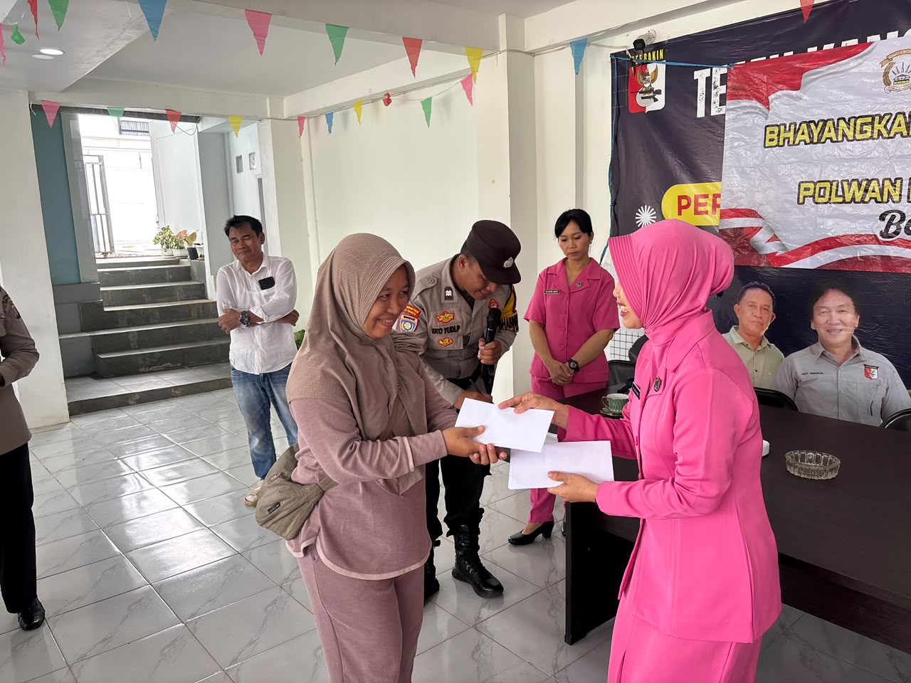 Polwan Itwasda Polda Kaltim Bersama Bhayangkari Berbagi, Salurkan Bantuan Sosial kepada Warga Kariangau 1 WhatsApp Image 2026 10 19 at 14.55.52