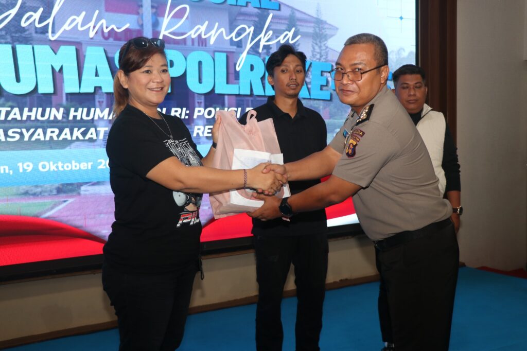 Sambut Hari Jadi ke-75 Humas Polri, Bidhumas Polda Kaltim Gelar Bakti Sosial untuk Awak Media WhatsApp Image 2026 10 19 at 16.06.57