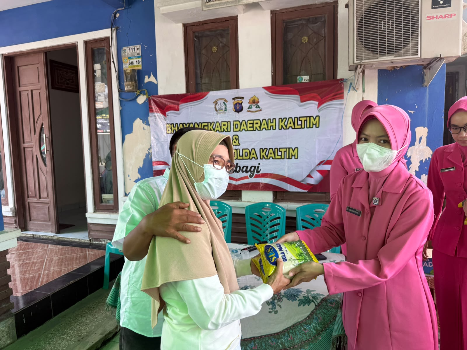 Polwan Polda Kaltim dan Bhayangkari Berbagi, Salurkan Bantuan kepada Warga Balikpapan 1 WhatsApp Image 2026 10 20 at 12.48.35