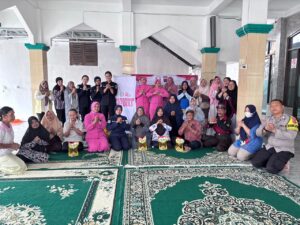 Polwan Polda Kaltim dan Bhayangkari Berbagi 120 Paket Minyak Goreng untuk Warga Gunung Samarinda 1 WhatsApp Image 2026 10 21 at 11.44.17