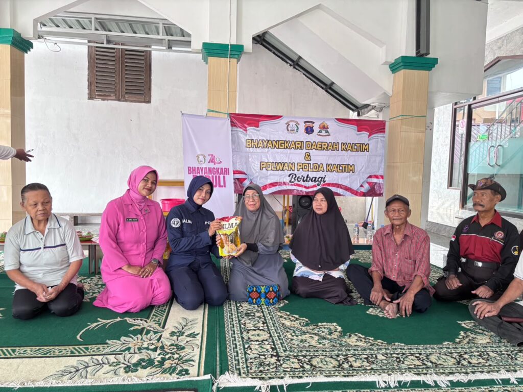 Polwan Polda Kaltim dan Bhayangkari Berbagi 120 Paket Minyak Goreng untuk Warga Gunung Samarinda WhatsApp Image 2026 10 21 at 11.44.18