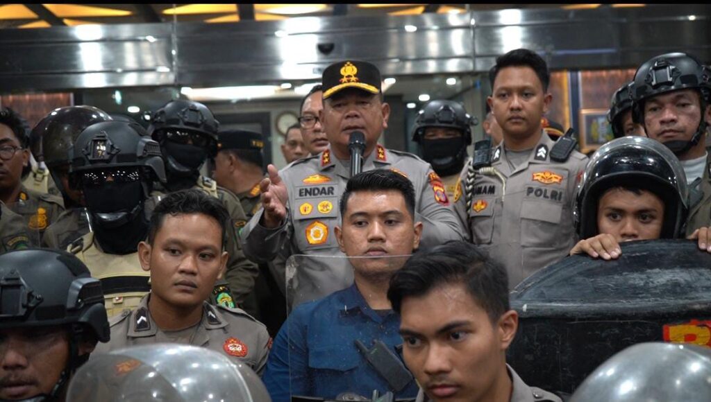 Polda Kaltim Kedepankan Pendekatan Humanis dalam Pengamanan Aksi Unjuk Rasa Mahasiswa di Kantor Gubernur WhatsApp Image 2026 10 21 at 19.30.13