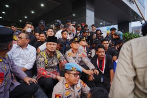 Polda Kaltim Kedepankan Pendekatan Humanis dalam Pengamanan Aksi Unjuk Rasa Mahasiswa di Kantor Gubernur 1 WhatsApp Image 2026 10 22 at 04.33.14