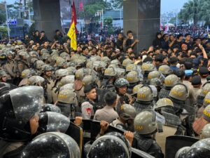 Polda Kaltim Kedepankan Pendekatan Humanis dalam Pengamanan Aksi Unjuk Rasa Mahasiswa di Kantor Gubernur 2 WhatsApp Image 2026 10 22 at 09.13.46