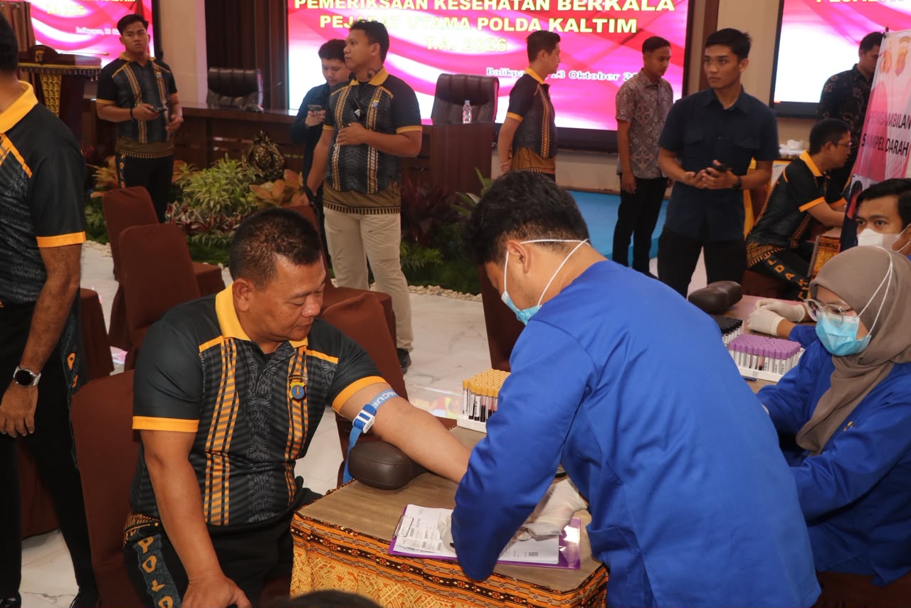 Kapolda Kaltim Hadiri Pemeriksaan Kesehatan Berkala Dilanjutkan Vaksinasi Tifoid di Gedung Mahakam 1 WhatsApp Image 2026 10 23 at 08.23.50