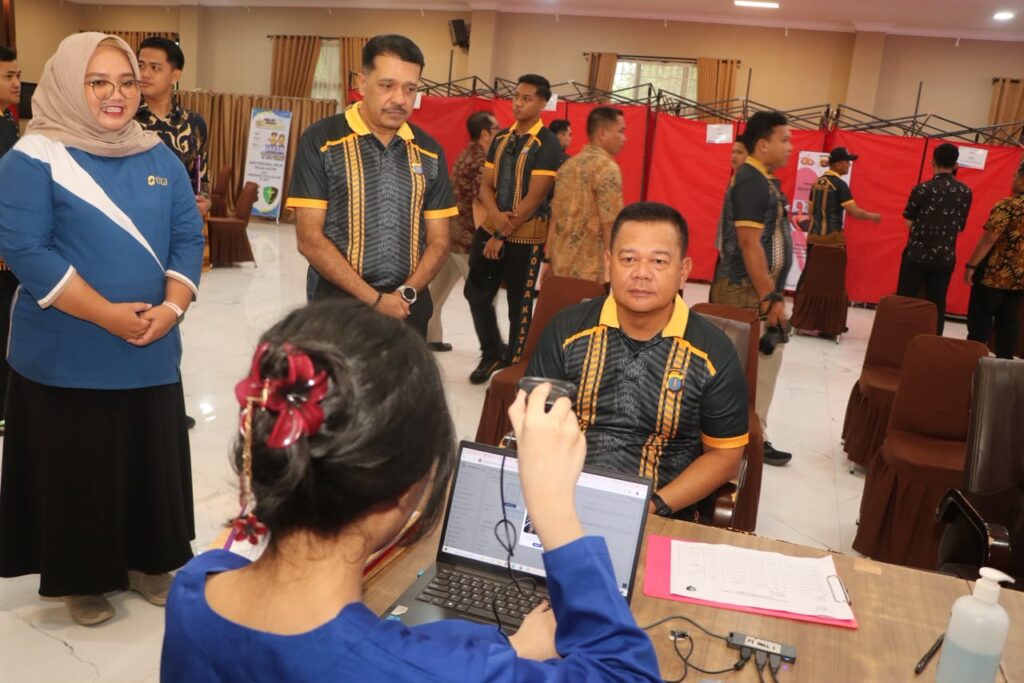 Kapolda Kaltim Hadiri Pemeriksaan Kesehatan Berkala Dilanjutkan Vaksinasi Tifoid di Gedung Mahakam WhatsApp Image 2026 10 23 at 08.23.51