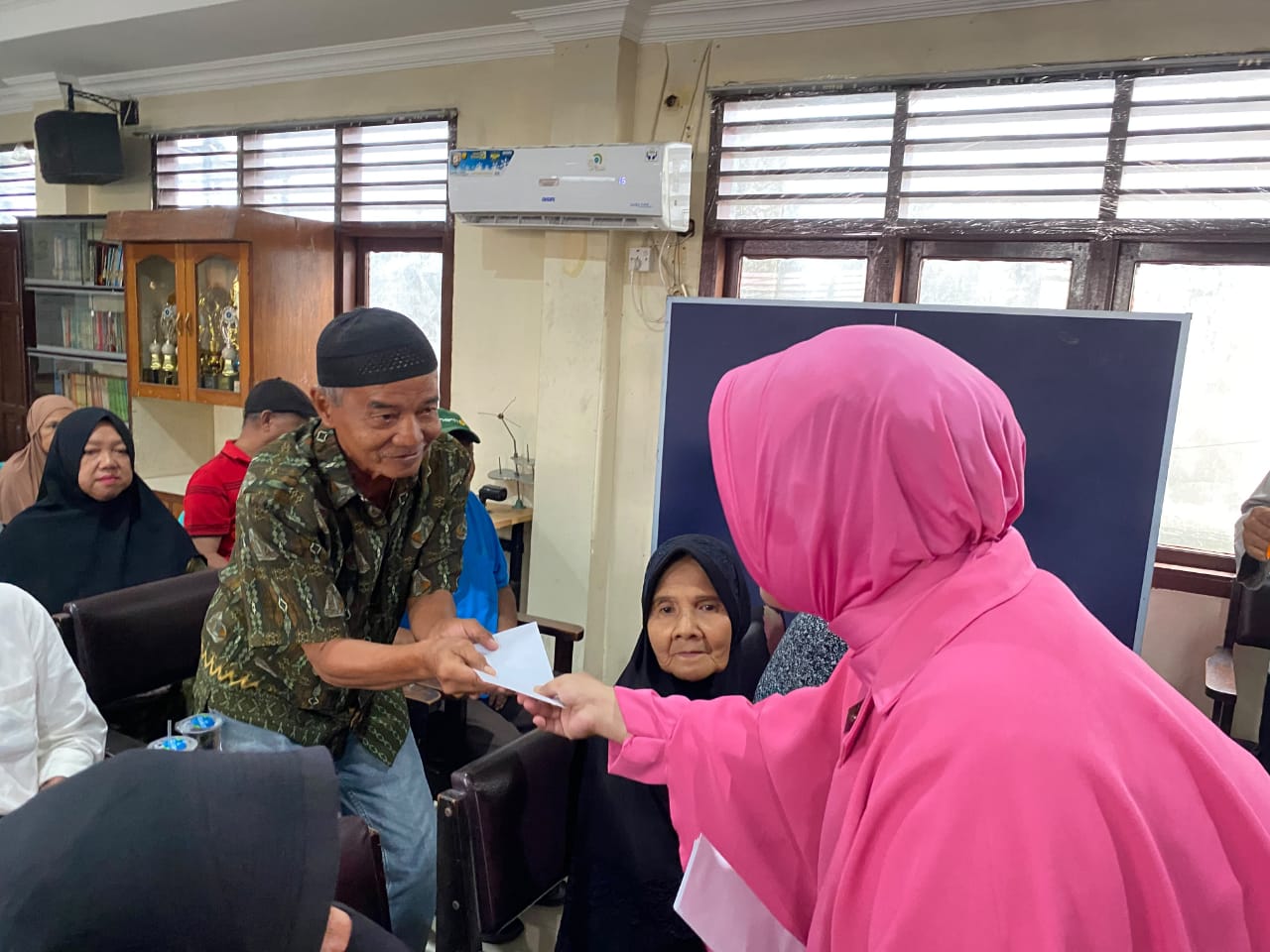 Polwan Polda Kaltim dan Bhayangkari Berbagi, Wujud Kepedulian kepada Masyarakat 1 WhatsApp Image 2026 10 23 at 09.27.52 2