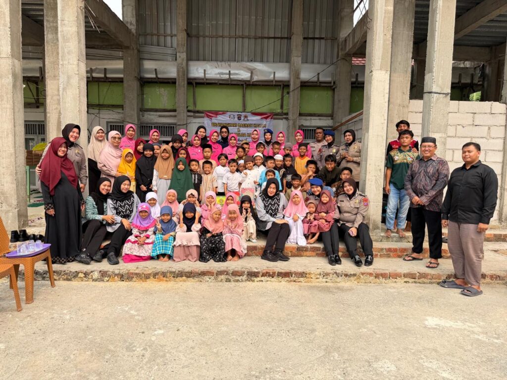 Polwan Polda Kaltim dan Bhayangkari Berbagi, Salurkan Nasi Kotak dan Al-Qur’an ke Pondok Pesantren An-Nasai WhatsApp Image 2026 10 23 at 11.24.15