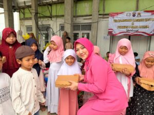 Polwan Polda Kaltim dan Bhayangkari Berbagi, Salurkan Nasi Kotak dan Al-Qur’an ke Pondok Pesantren An-Nasai 1 WhatsApp Image 2026 10 23 at 11.24.16