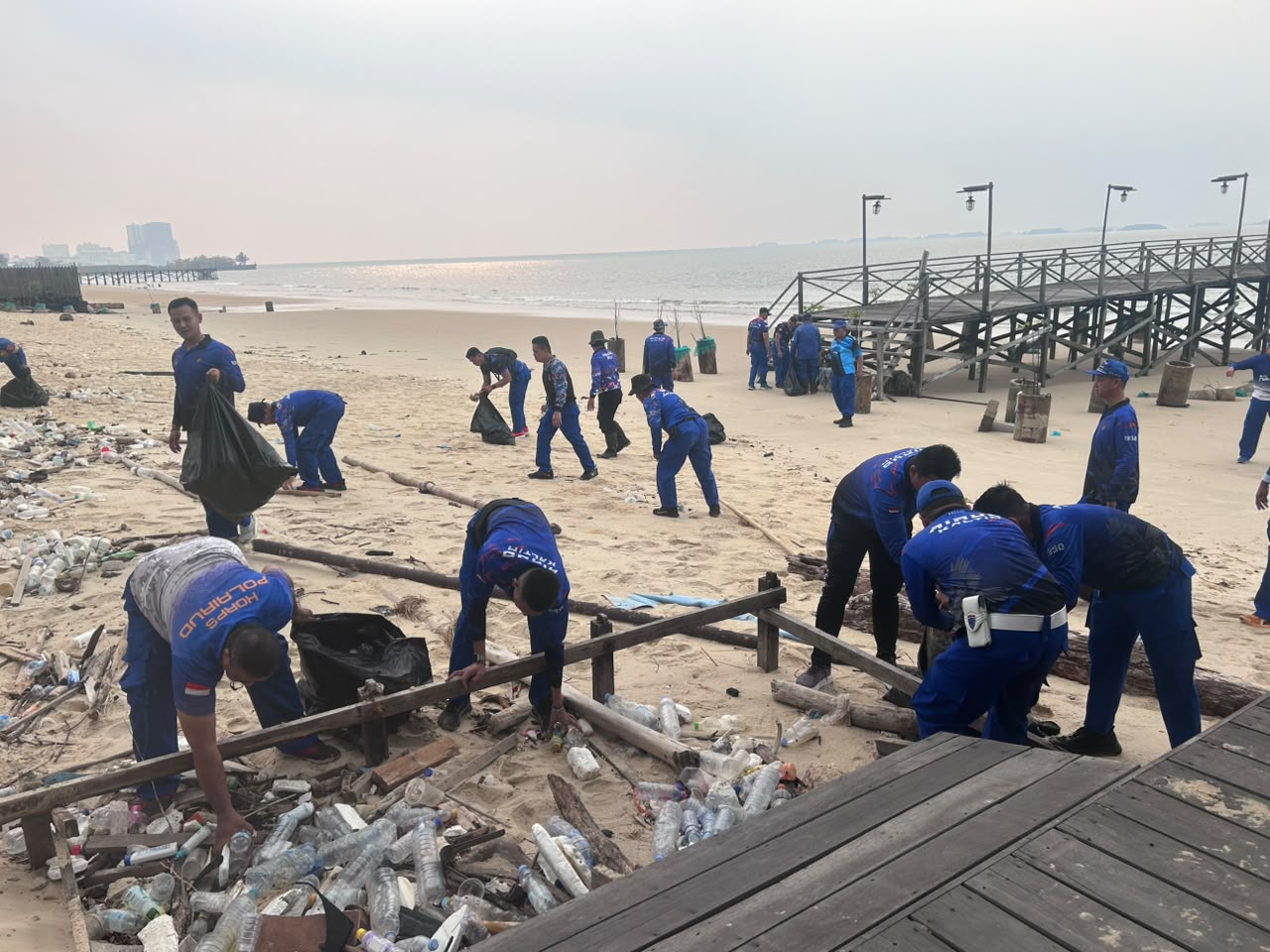Dukung Gerakan Indonesia ASRI, Ditpolairud Polda Kaltim Gelar Aksi Bersih Pantai Kilang Mandiri 1 WhatsApp Image 2026 10 23 at 11.26.14