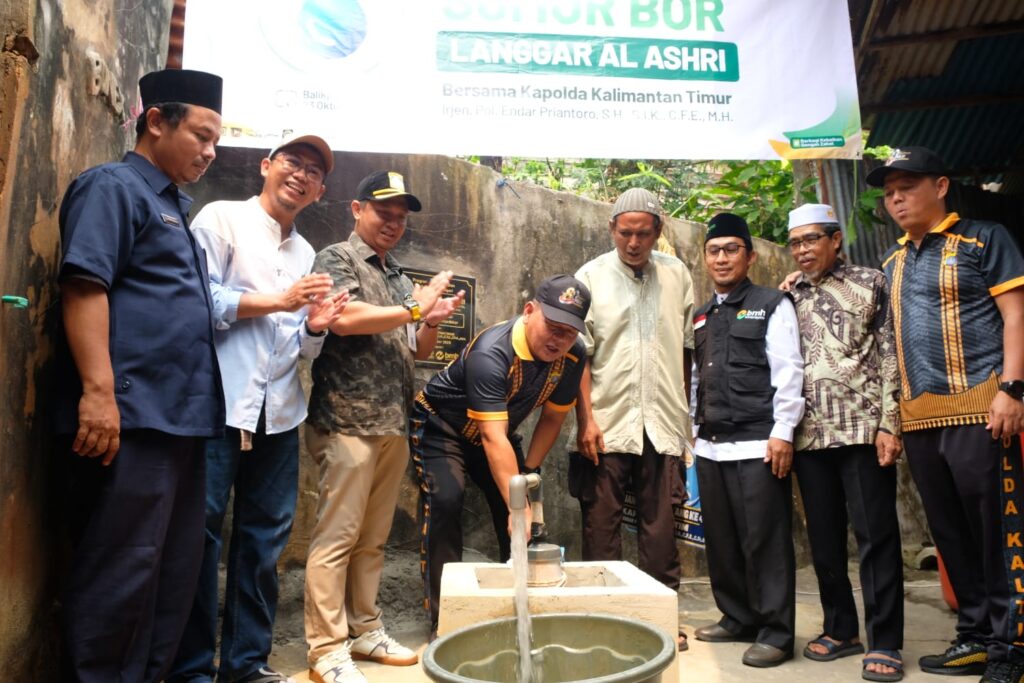 Kapolda Kaltim Pimpin Aksi Green Policing dan Serahkan Bantuan Sumur Bor untuk Masyarakat di Langgar Al-Ashri WhatsApp Image 2026 10 23 at 11.29.16