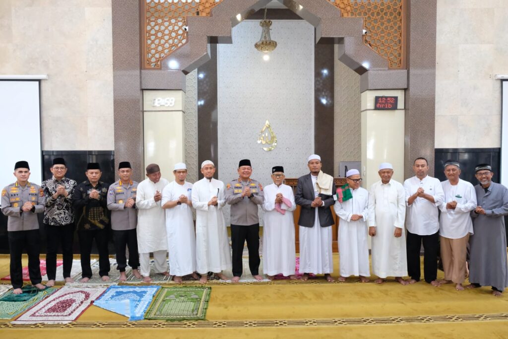 Jum’at Keliling, Kapolda Kaltim Perkuat Silaturahmi dan Sampaikan Pesan Kamtibmas kepada Masyarakat WhatsApp Image 2026 10 23 at 14.09.38