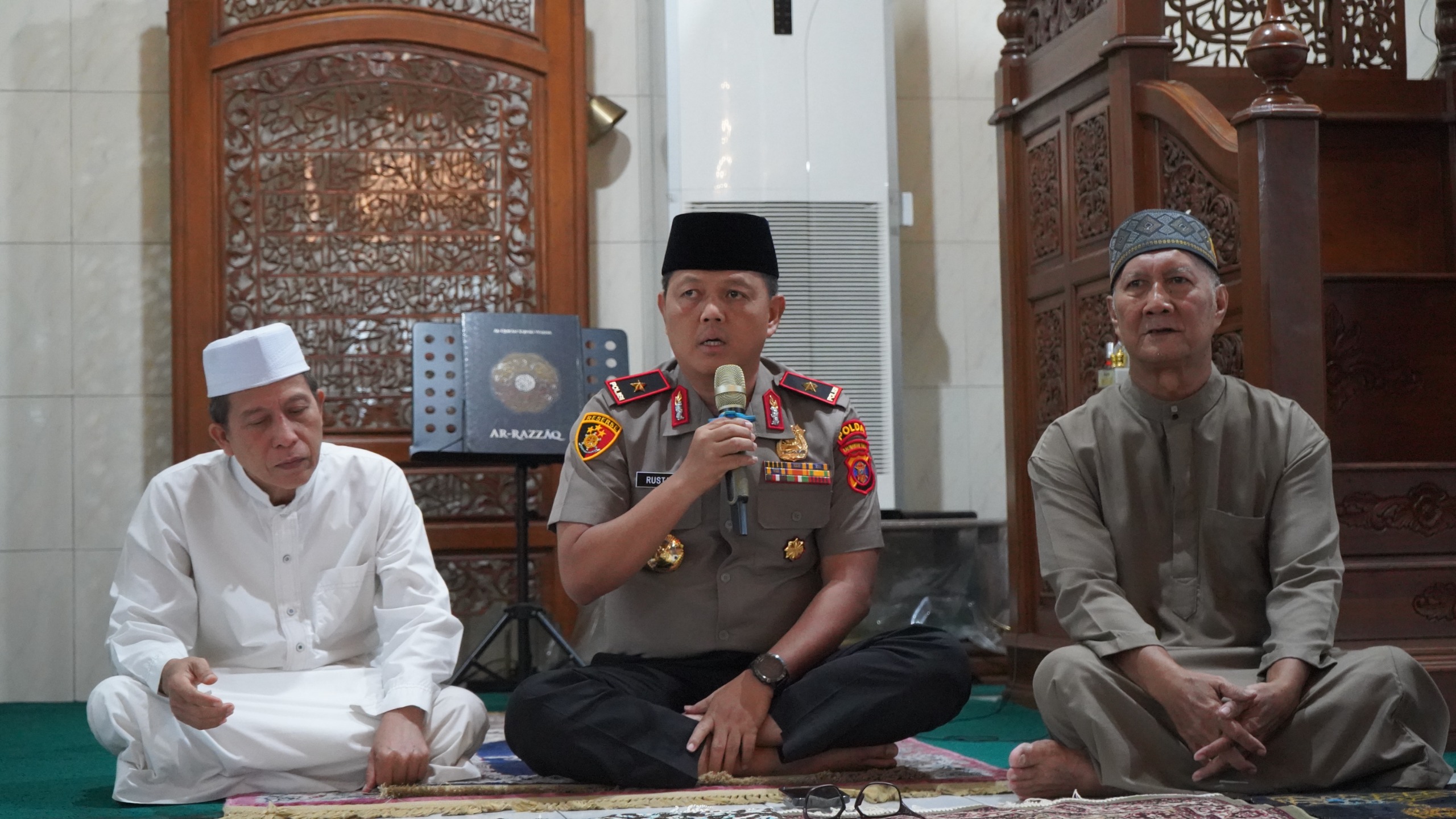 Subuh Keliling, Wakapolda Kaltim Ajak Masyarakat Bersama-sama Jaga Kamtibmas 1 WhatsApp Image 2026 10 24 at 08.03.33 2