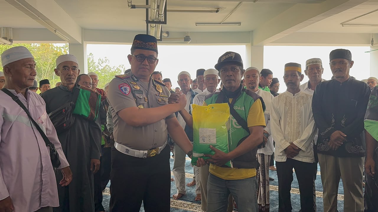 Jumat Berkah Ditlantas Polda Kaltim, Perkuat Kedekatan dengan Komunitas Ojek Online 1 WhatsApp Image 2026 10 24 at 11.24.49