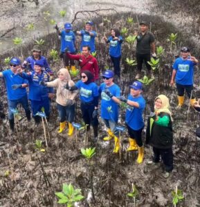 Ditpolairud Polda Kaltim Bersama PNM dan DLH Tanam Mangrove, Perkuat Pelestarian Ekosistem Pesisir 1 WhatsApp Image 2026 10 24 at 14.10.32