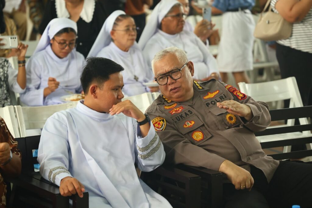 Minggu Kasih di Gereja Santa Teresa, Karolog Polda Kaltim Ajak Jemaat Perkuat Kamtibmas dan Toleransi WhatsApp Image 2026 10 25 at 12.26.07